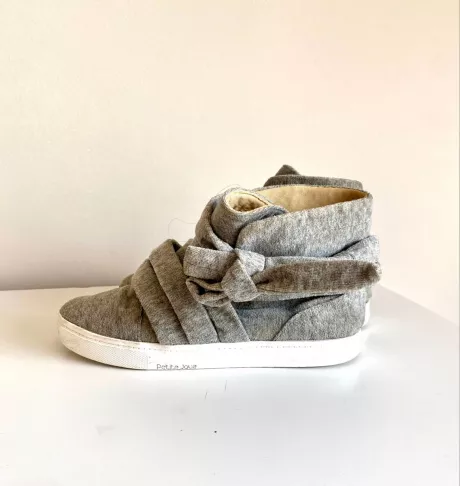 R$120 - Tênis de plush gordinho