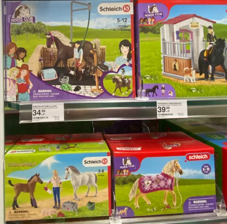 Schleich Horse Club Stall mit Futterbox, Pferd mit Decke & Farm World Tierärtztin Pferd mit Fohlen