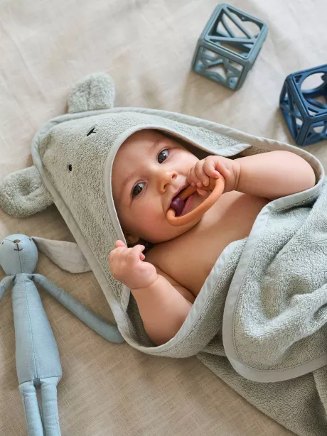 Vertbaudet Bio-Kollektion: Baby-Set aus Badetuch und Waschhandschuh in salbeigrün/bär