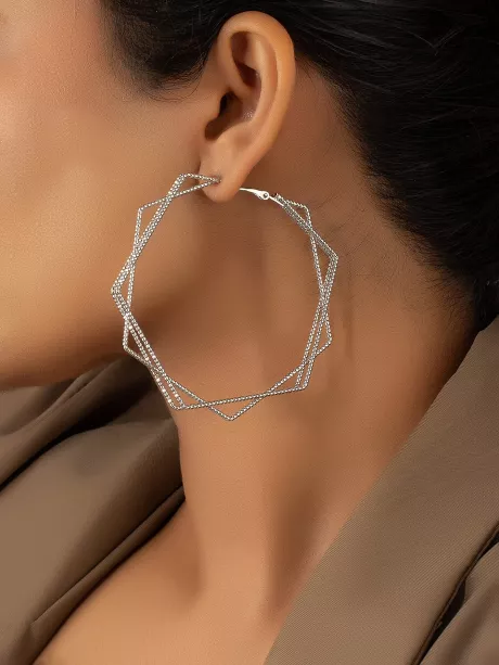 Brincos de argola com desenho geométrico