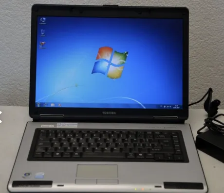 Alter Laptop für Leo zum Drauftippen, damit er meinen in Ruhe lässt :-) Kann uralt sein aber müsste noch funktionieren, damit man tippen und Maus benutzen kann.