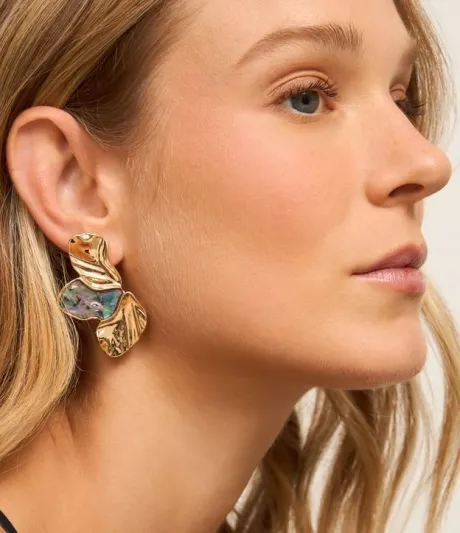 Brinco Médio em Formato de Meia Flor com Efeito Furta Cor Dourado